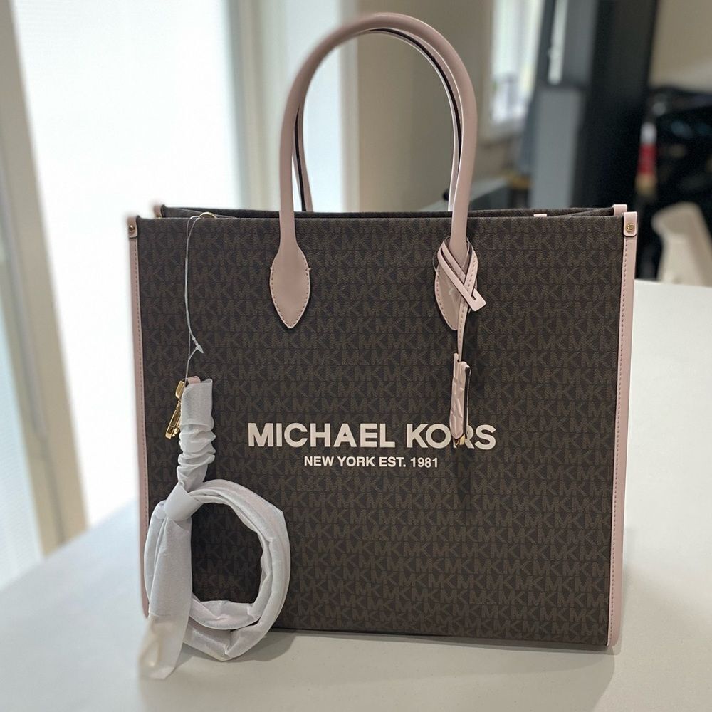 MICHAEL KORS Mirella
Large Logo Brown Tote Bag
Powder Blush Multi